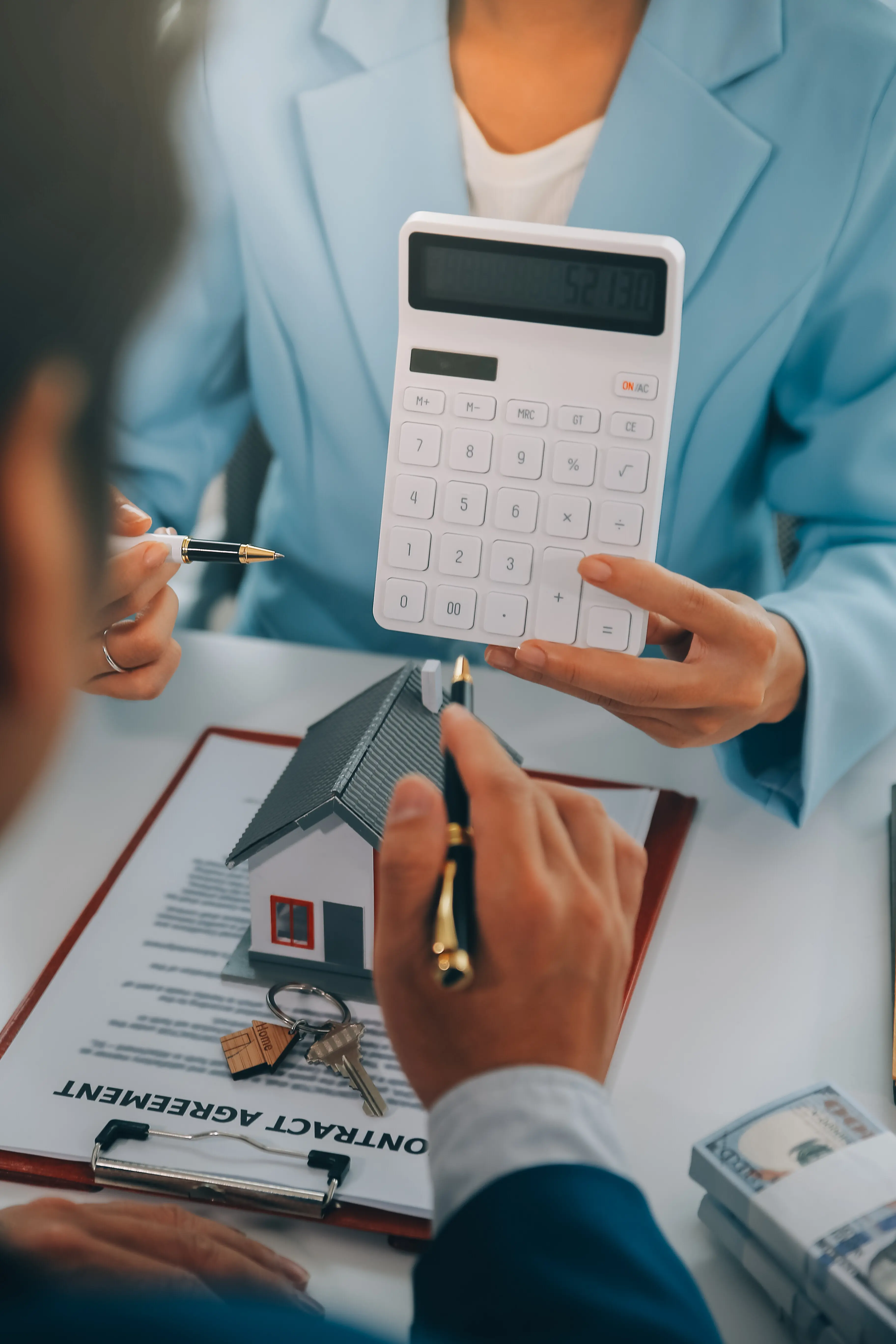 Ein Immobilienmakler besprach die Bedingungen des Hauskaufvertrags und bat den Kunden, die Unterlagen zu unterschreiben, um den Vertrag rechtsverbindlich zu machen. Konzept für Hausverkauf und Hausversicherung.