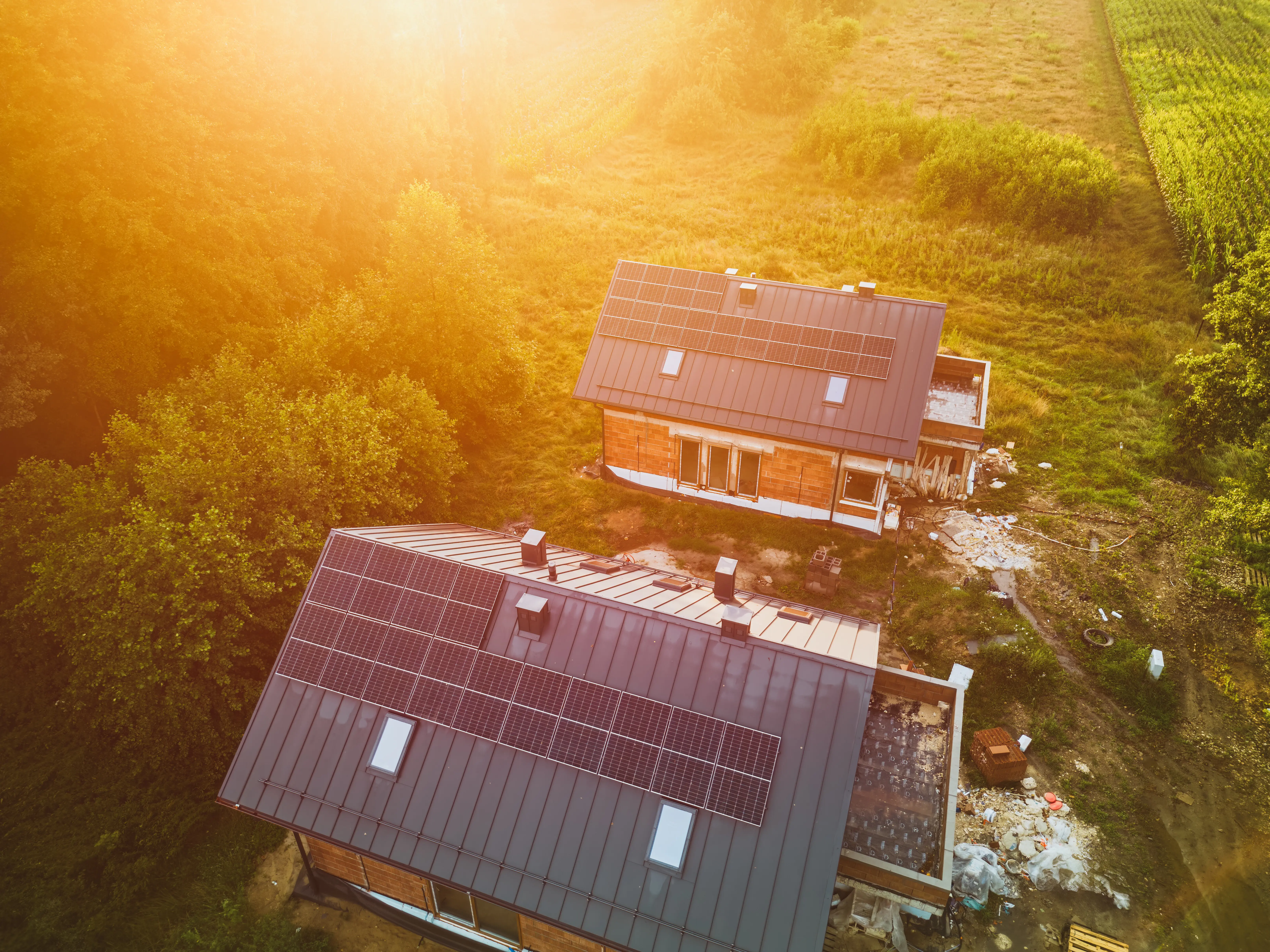 Solarmodule auf Dächern, die erneuerbare Energie bereitstellen